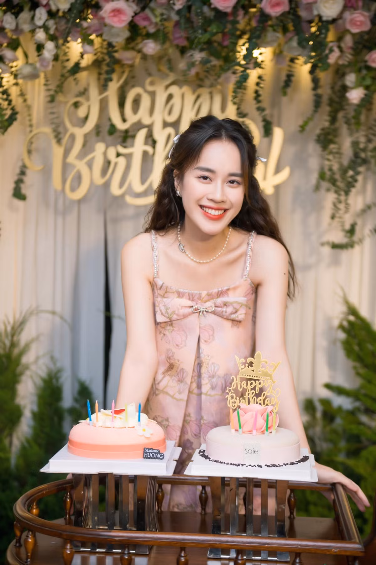 Mỹ nhân sinh năm 1997 luôn ăn mặc rất chỉn chu với những kiểu váy xinh xắn, và cũng giúp che đi chiếc bụng tròn xinh.