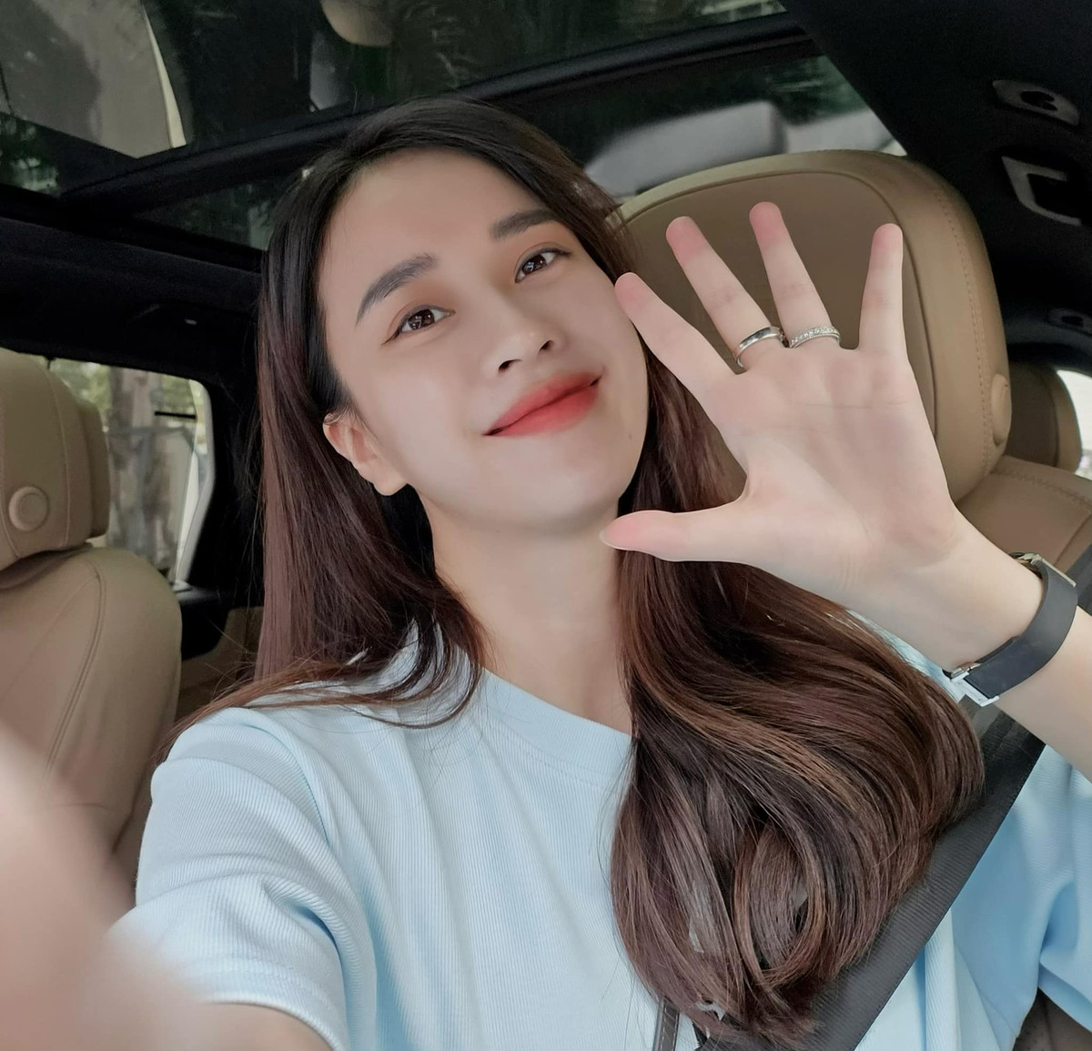 Cô nàng đang mang thai con đầu lòng nhưng vẫn gây sốt với nhan sắc xinh đẹp, tươi tắn, đặc biệt là phong cách thời trang nổi bật.