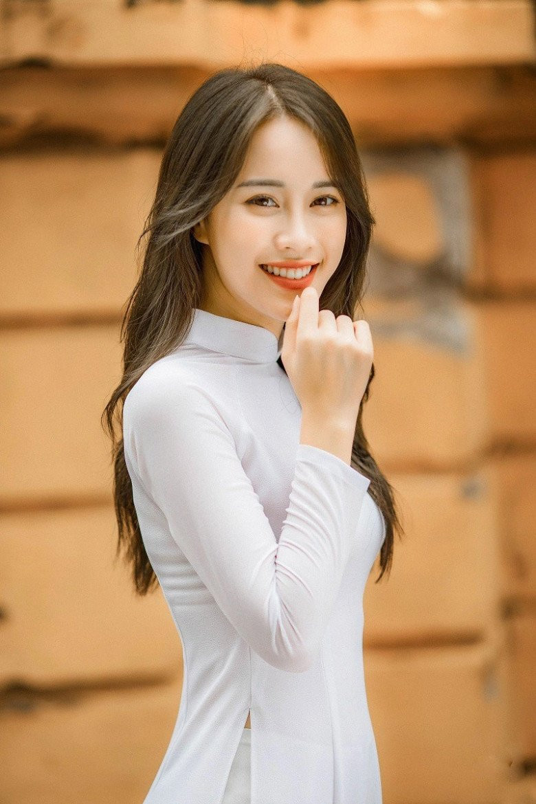 Ngô Mai Phương là MC VTV được khán giả yêu quý với nhiều chương trình Bữa Trưa Vui Vẻ, Ngày Xưa Chill Phết, nổi với vai diễn Yến trong phim truyền hình giờ vàng Đừng Làm Mẹ Cáu...