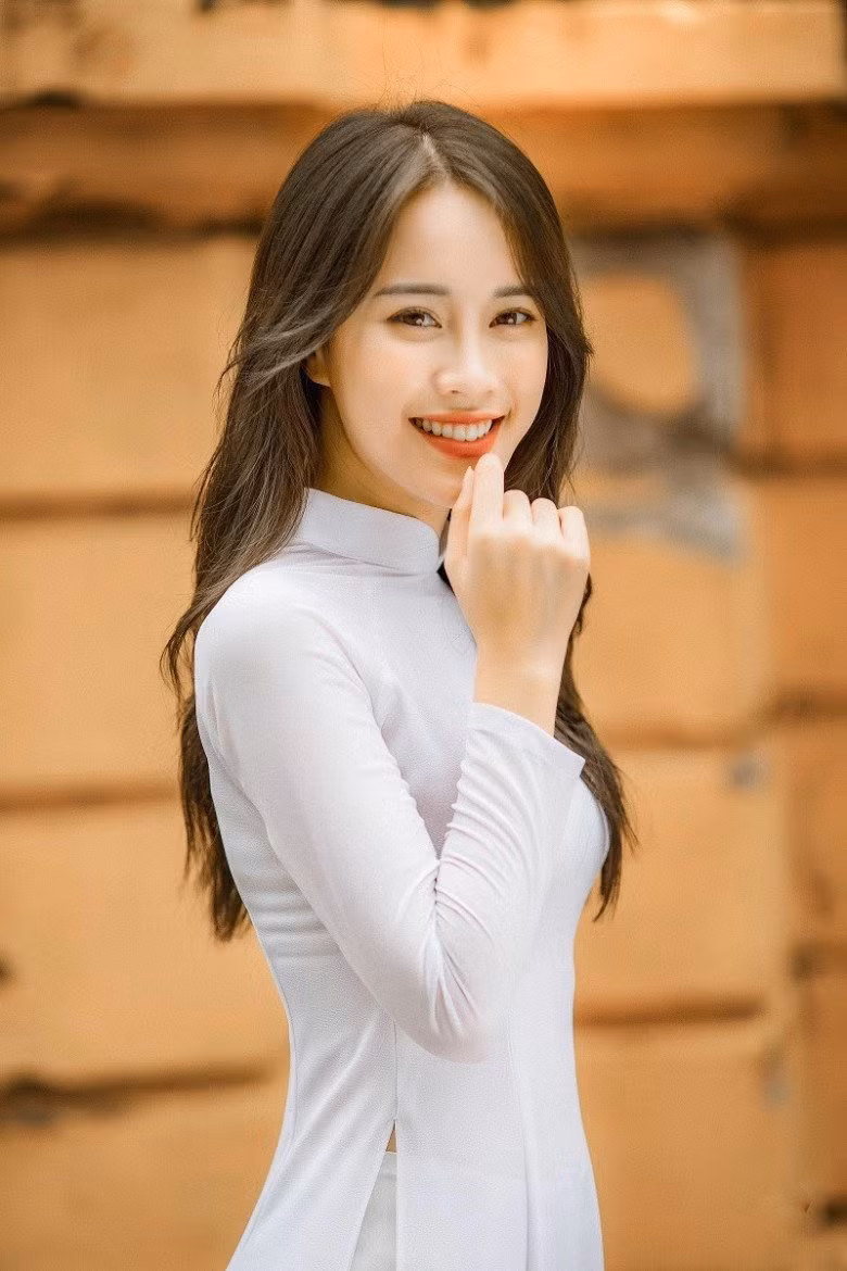 Ngô Mai Phương là MC VTV được khán giả yêu quý với nhiều chương trình Bữa Trưa Vui Vẻ, Ngày Xưa Chill Phết, nổi với vai diễn Yến trong phim truyền hình giờ vàng Đừng Làm Mẹ Cáu...