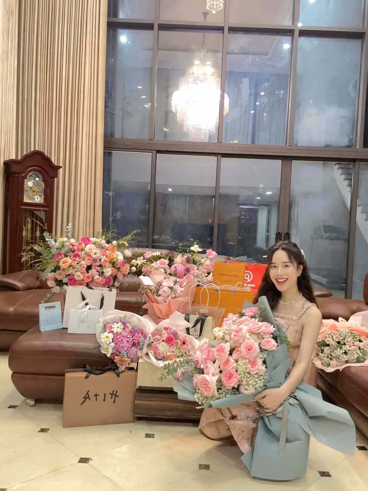 Đặc biệt, ngắm nhìn những hình ảnh được Mai Phương chia sẻ, có thể thấy, "mẹ ỏng" luôn chăm chút cho phong cách của mình.