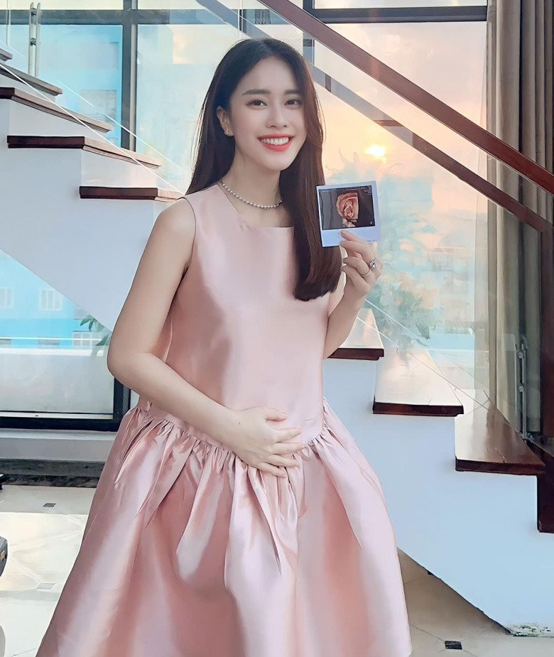 Hiện tại, nữ MC vẫn tiếp tục gắn bó với nhà Đài VTV. Người đẹp cũng đã "yên bề gia thất" bên ông xã doanh nhân.