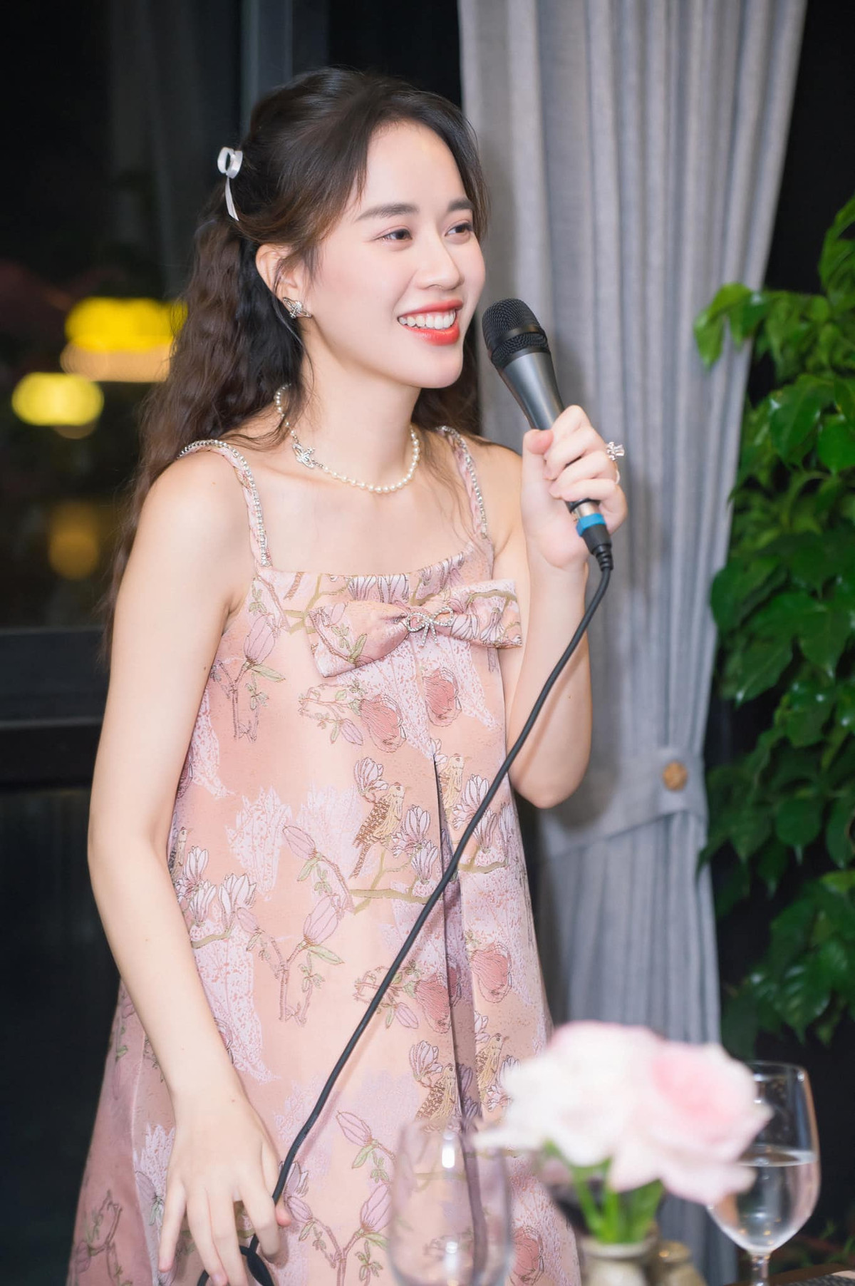 Mai Phương cho biết, từ khi mang thai, cô ít xuất hiện trên sóng nhà Đài hơn vì việc quay phim lên sóng cần phải mang giày cao gót trong thời gian dài. Điều này dễ ảnh hưởng đến sức khoẻ của cả mẹ và con.