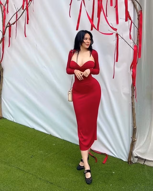 Được biết, hiện tại nữ gymer này đang sở hữu một shop thời trang về đồ thể thao chuyên dụng và thường xuyên tự chụp ảnh, PR cho các sản phẩm riêng của của mình.