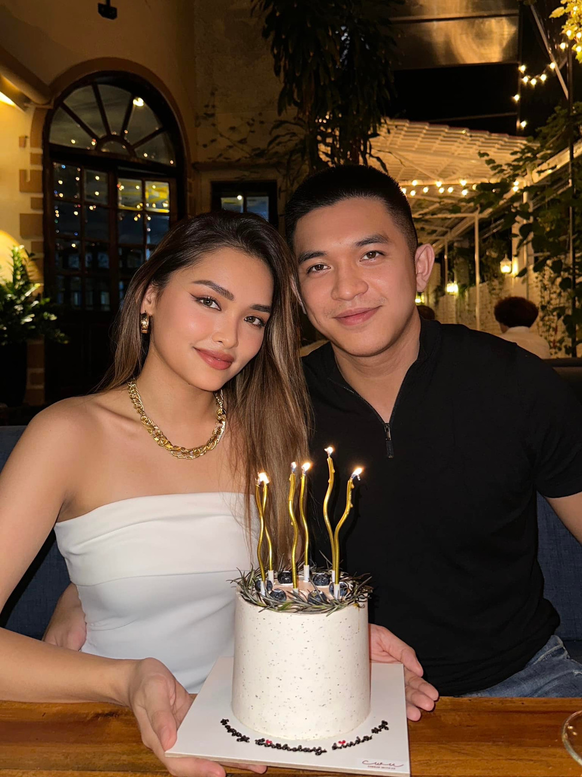 Nhân dịp sinh nhật, rich kid Linda Ngô đã chia sẻ lên trang cá nhân một vài khoảnh khắc xinh đẹp bên chồng gây chú ý.