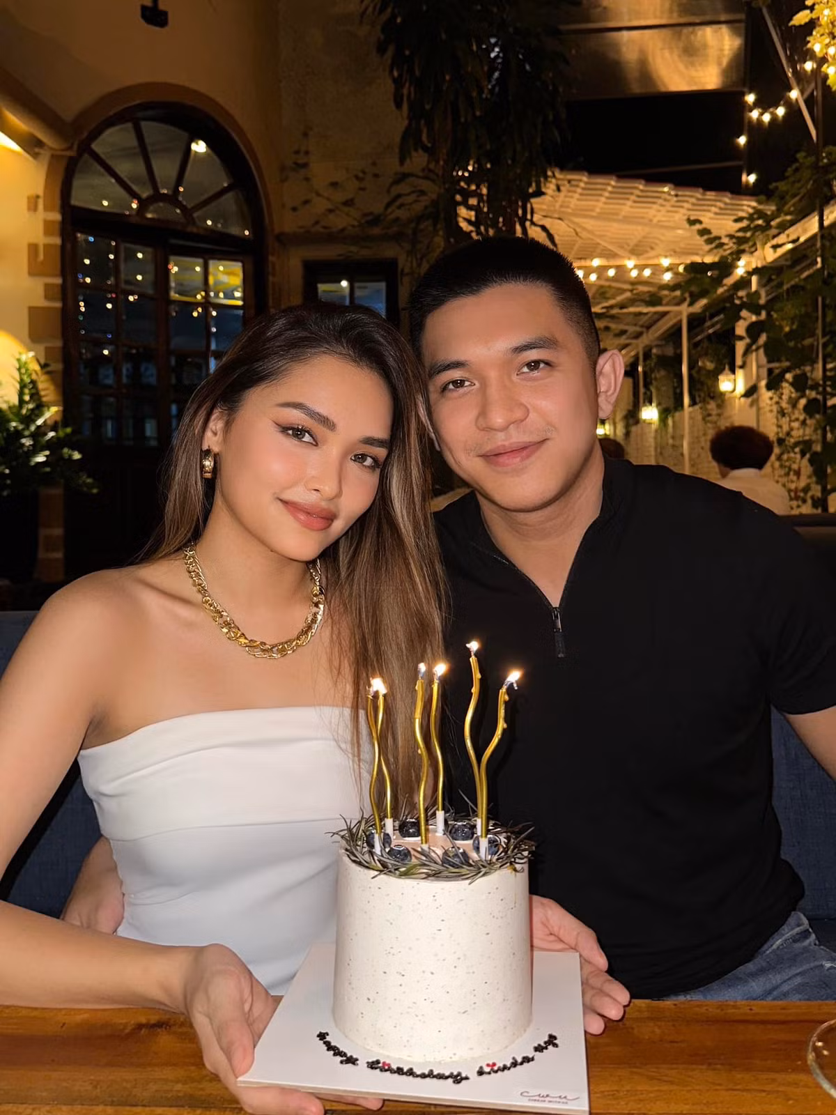 Nhân dịp sinh nhật, rich kid Linda Ngô đã chia sẻ lên trang cá nhân một vài khoảnh khắc xinh đẹp bên chồng gây chú ý.