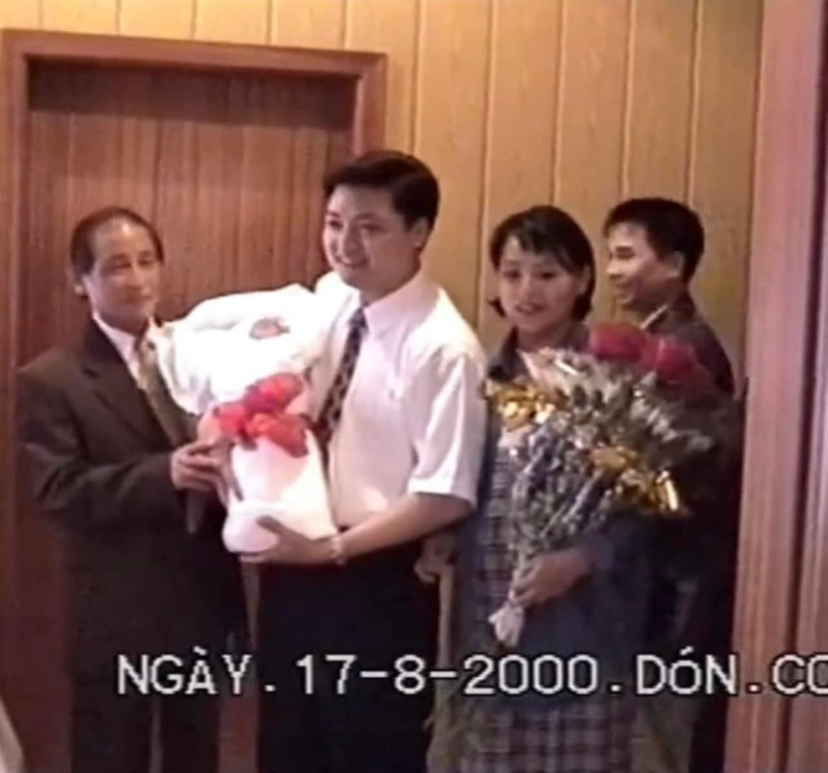 Được biết, nữ rich kid sinh ra và lớn lên nước Nga, bởi vậy thước phim tuổi thơ này chủ yếu được quay tại Nga, đó là khoảnh khắc từ khi cô nàng được sinh ra, lớn lên trong vòng tay yêu thương của gia đình.