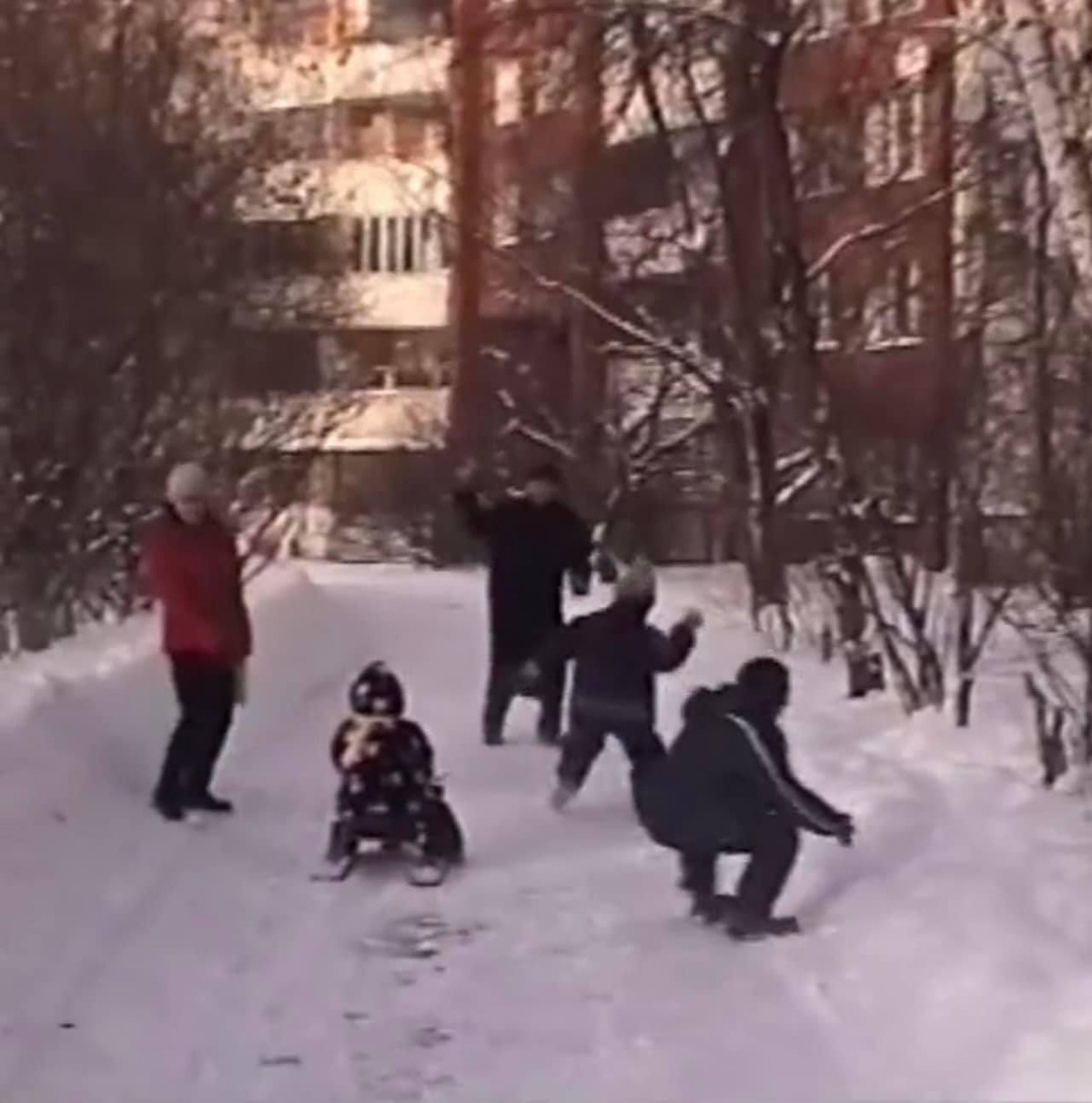 Trước đó, Linda Ngô từng chia sẻ và thừa nhận gia đình có điều kiện kinh tế nhưng bố mẹ từng trải qua nhiều khó khăn nên luôn được dạy là phải tiết kiệm.