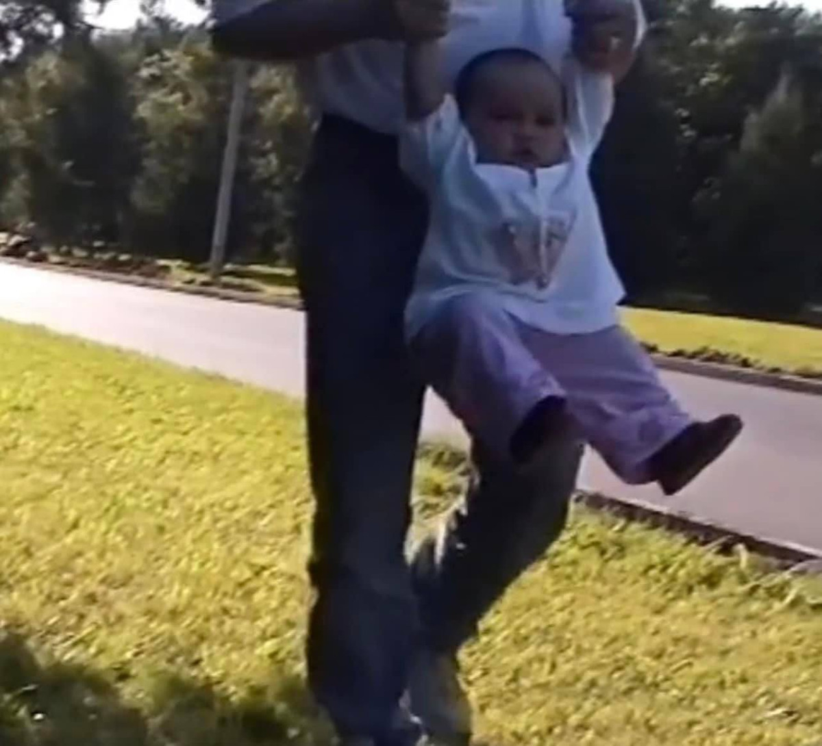 "Suốt khoảng thời gian sống cùng mẹ ở Nga, mình học được cách tiết kiệm nhiều hơn. Trước năm 11 tuổi, mình không hề biết gia đình có điều kiện. Vì lúc nào mẹ cũng bảo: 'Nhà mình rất khó khăn, con phải biết tiết kiệm!", Linda Ngô chia sẻ.