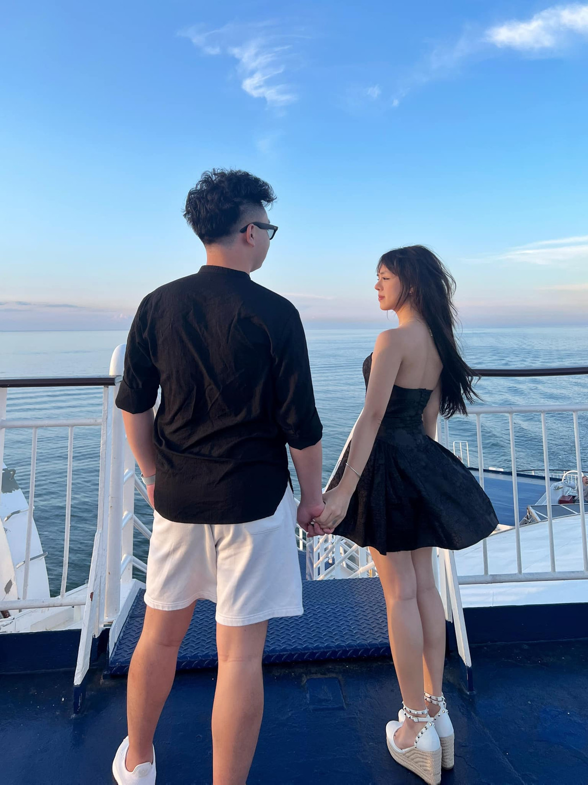 Chàng trai này sinh sống và làm việc tại Úc. Trước đây anh chàng là quản lý của Thảo Trang, sau một thời gian thì cả hai chính thức công khai hẹn hò.