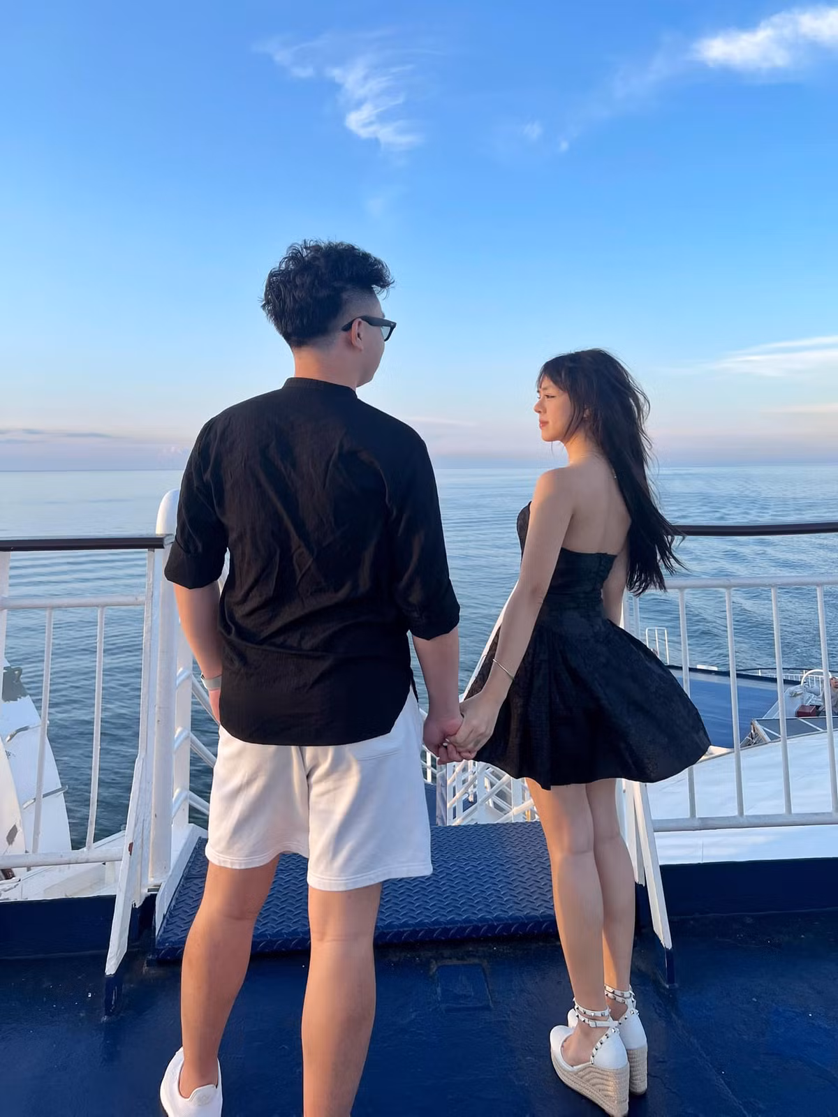 Chàng trai này sinh sống và làm việc tại Úc. Trước đây anh chàng là quản lý của Thảo Trang, sau một thời gian thì cả hai chính thức công khai hẹn hò.