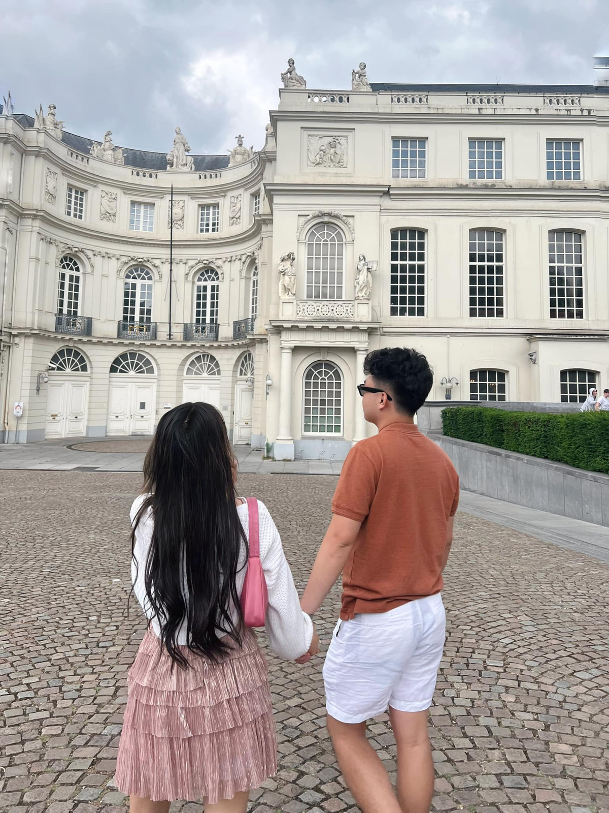 Trong ảnh, nữ MC diện váy trắng trễ vai, mái tóc dài xoăn được thả càng làm tôn lên bờ vai gầy, gợi cảm của cô.