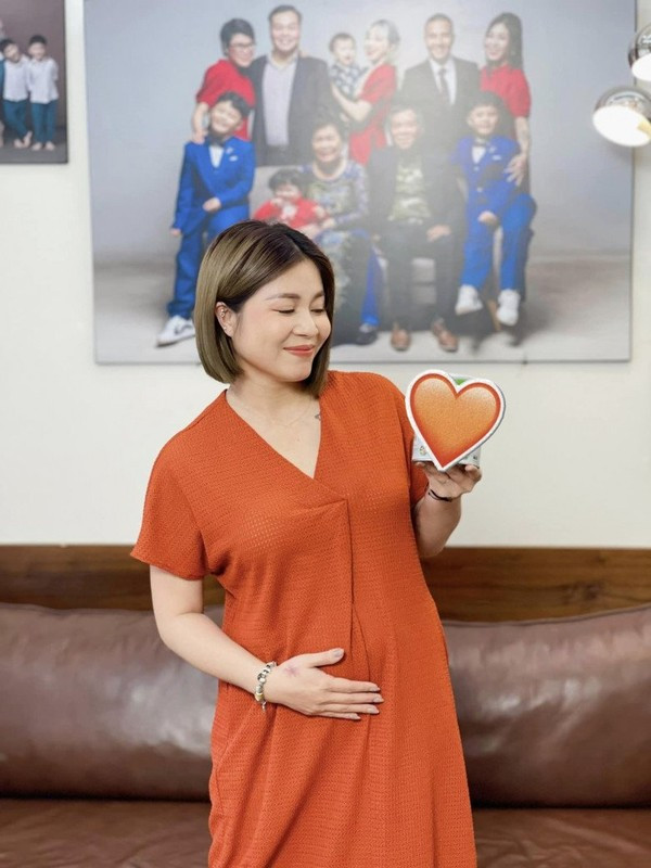 Nữ MC cũng tươi cười, rạng rỡ, giữ được tinh thần thoải mái trong thời kỳ mang thai nhờ có chồng hỗ trợ bên cạnh. Cư dân mạng cũng mừng thay cô vì đã thực sự tìm được bến đỗ cho mình. Ảnh: FBNV