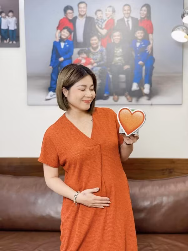 Nữ MC cũng tươi cười, rạng rỡ, giữ được tinh thần thoải mái trong thời kỳ mang thai nhờ có chồng hỗ trợ bên cạnh. Cư dân mạng cũng mừng thay cô vì đã thực sự tìm được bến đỗ cho mình. Ảnh: FBNV