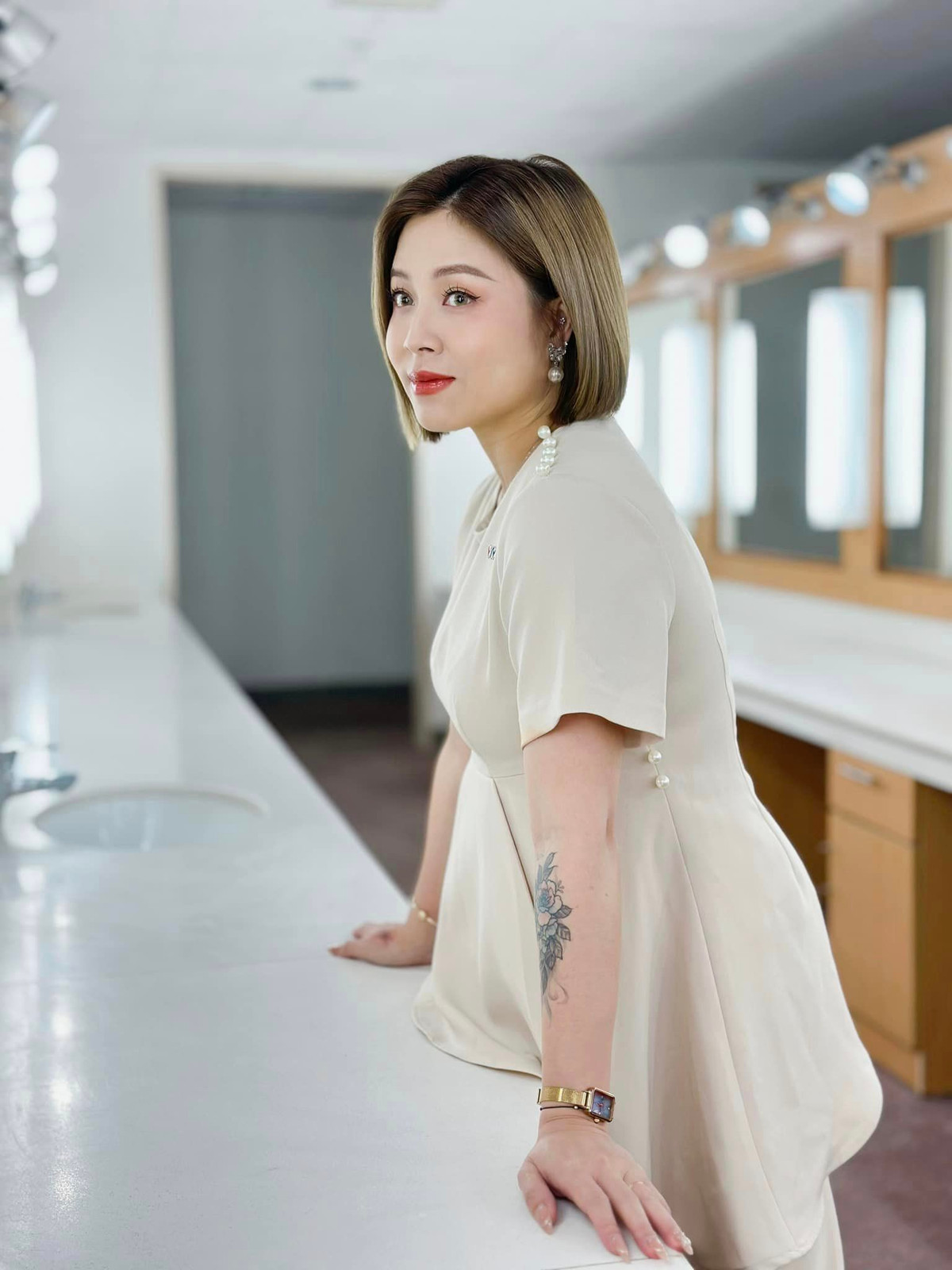 Đáng nói, những hình ảnh trong lần lên sóng cuối cùng trước khi sinh nở của cựu MC Chúng Tôi Là Chiến Sỹ vẫn khiến ai nấy trầm trồ.