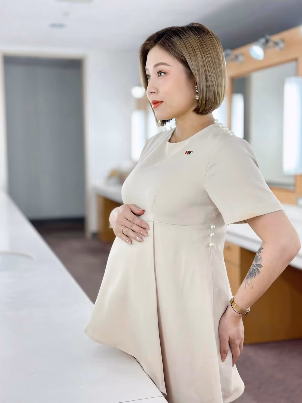 Nhờ cách chọn trang phục màu trơn, không cầu kỳ lại có kiểu dáng rộng vừa phải, MC Hoàng Linh khéo léo che bớt được bụng bầu to.