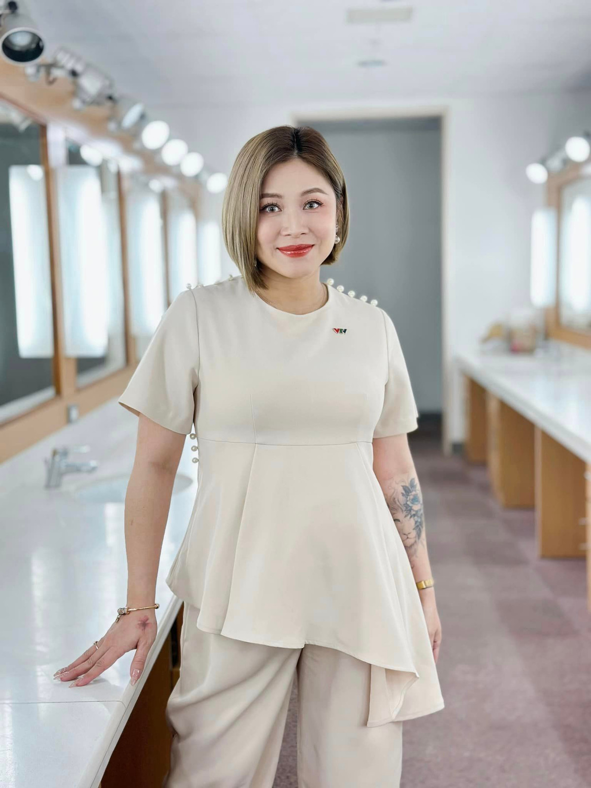 Dù ở những tháng cuối của thai kỳ nhưng mẹ bầu vẫn vô cùng xinh đẹp, cách ăn mặc chẳng khác xưa là mấy.