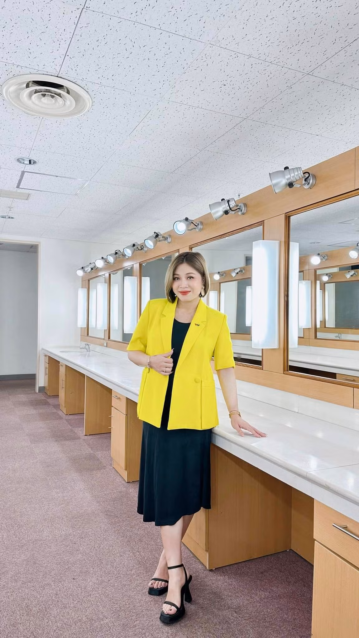 Ngoài chiếc bụng tròn thì nữ MC vẫn sở hữu thân hình thon gọn với vòng 1 quyến rũ.