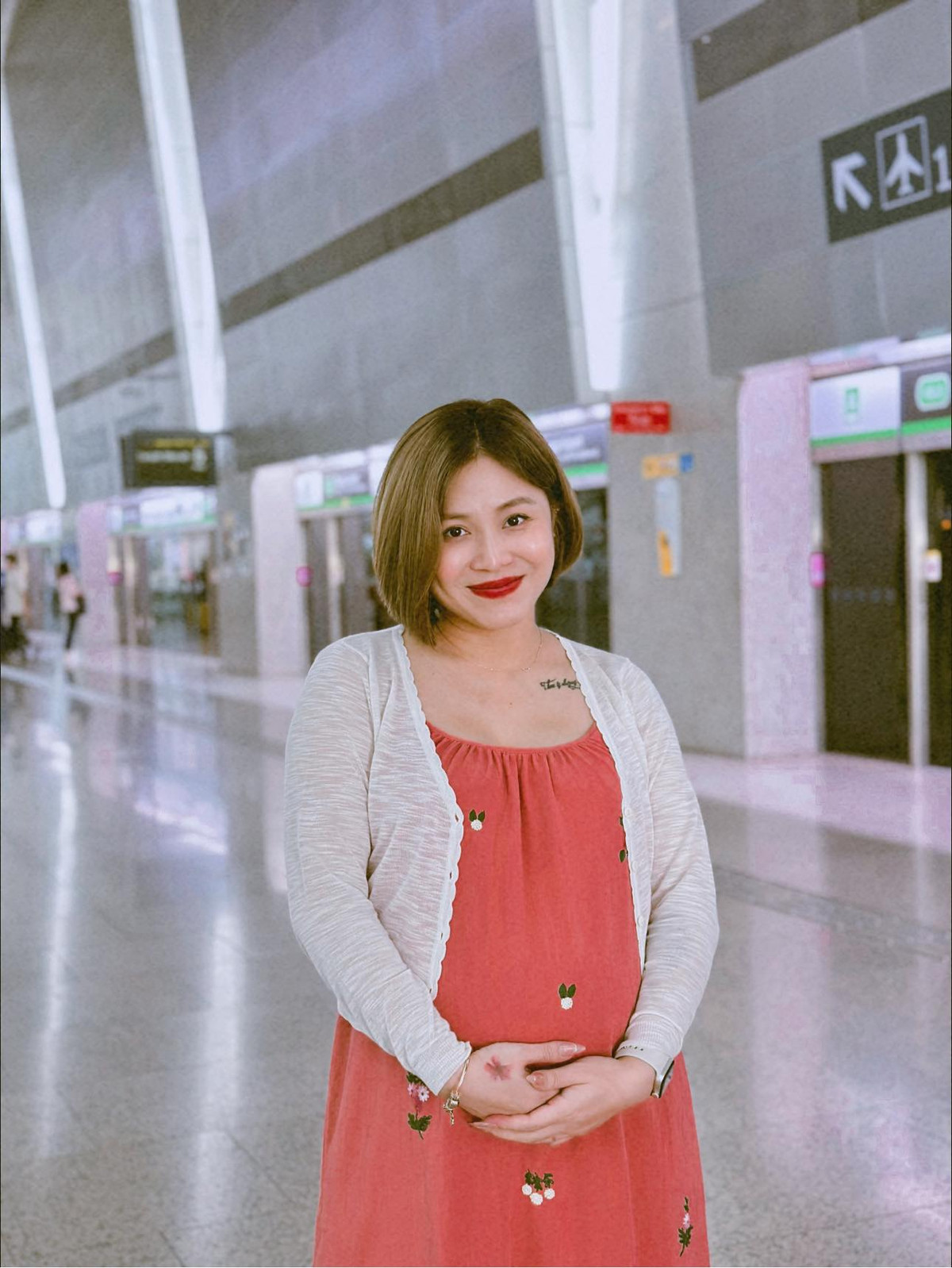 Trong thời gian thai kì nữ MC tăng cân rõ rệt, thế nhưng vẫn rất rạng rỡ, một phần vì cô luôn có chồng bên cạnh chia sẻ, động viên.