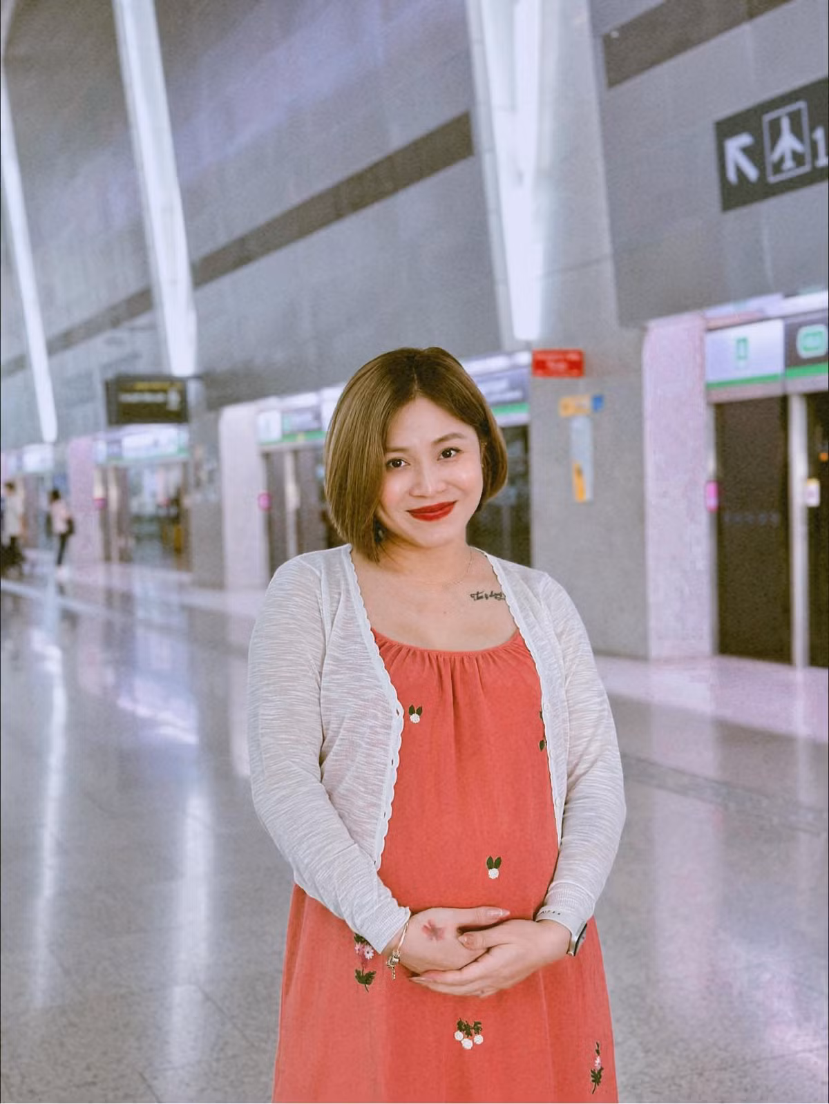 Trong thời gian thai kì nữ MC tăng cân rõ rệt, thế nhưng vẫn rất rạng rỡ, một phần vì cô luôn có chồng bên cạnh chia sẻ, động viên.