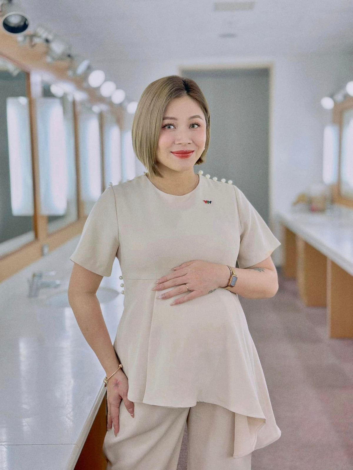 Mới đây, nữ MC khiến nhiều người bất ngờ khi cho biết sẽ tạm biệt màn ảnh nhỏ một thời gian, có lẽ đây là khoảng thời gian trước khi lâm bồn nên cô dần cắt bớt công việc.