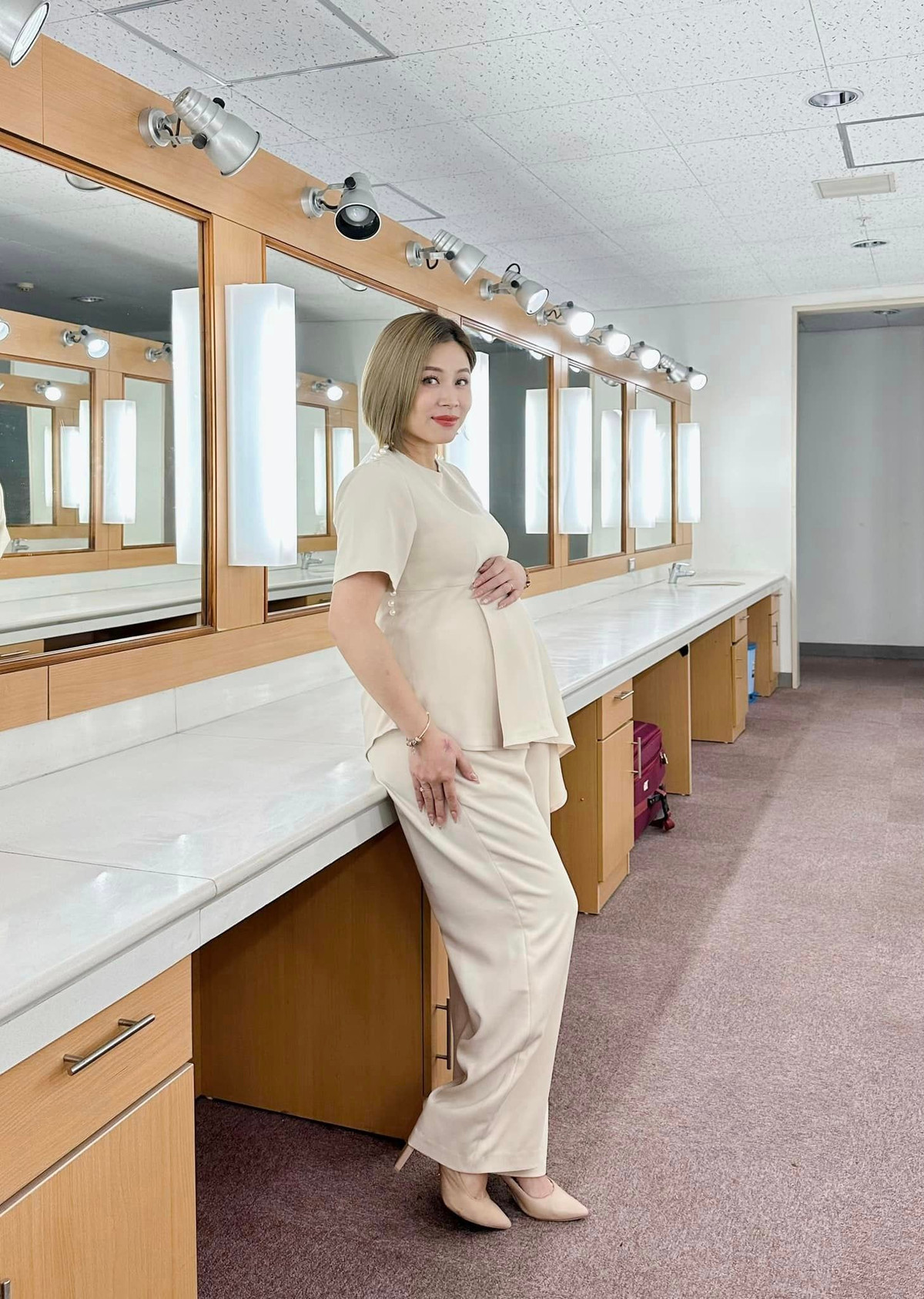 Nữ MC vẫn lên sóng vô cùng rạng rỡ và diện trang phục chỉn chu, thanh lịch.