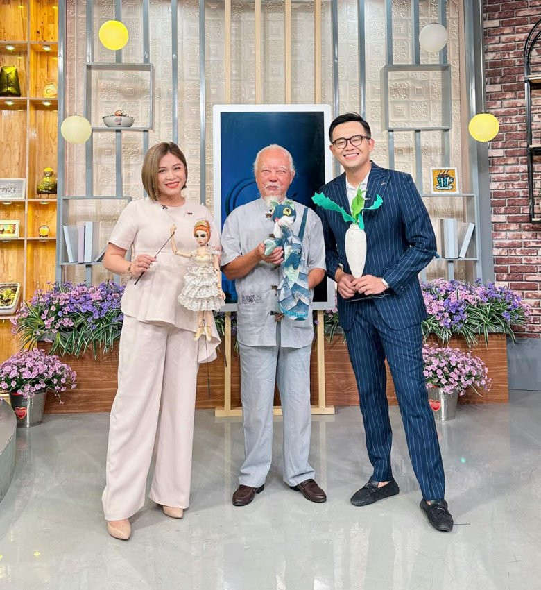 Hoàng Linh, sinh năm 1985 là nữ MC quen thuộc với khán giả, ghi dấu qua nhiều chương trình truyền hình nổi tiếng trên sóng VTV như: Chúng Tôi Là Chiến Sỹ, Ở Nhà Chủ Nhật, Thư Viện Cuộc Sống...