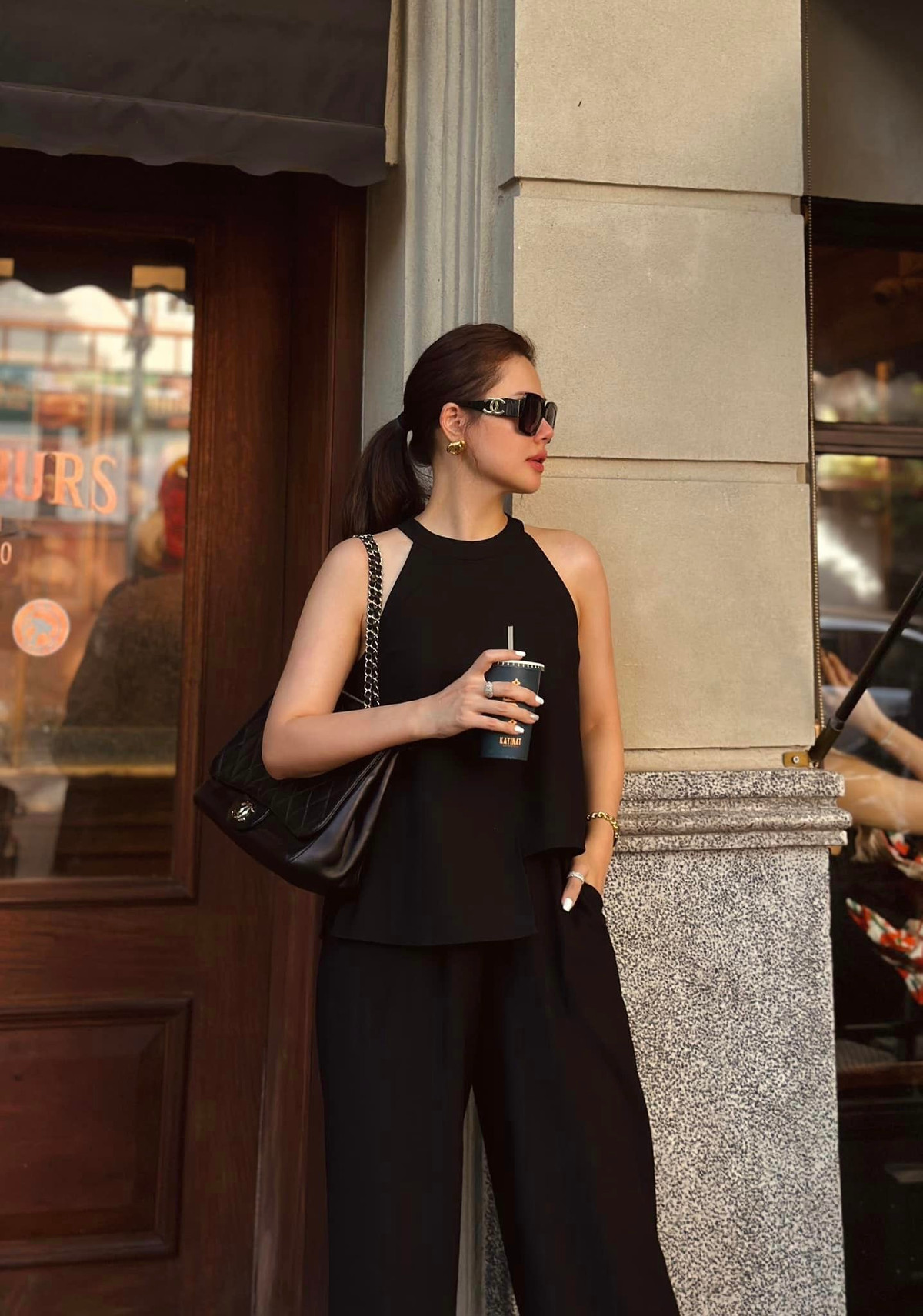 Cựu hot girl đình đám là mẹ bỉm sữa của 2 em bé, vóc dáng sau sinh của cô nhận được nhiều lời khen.