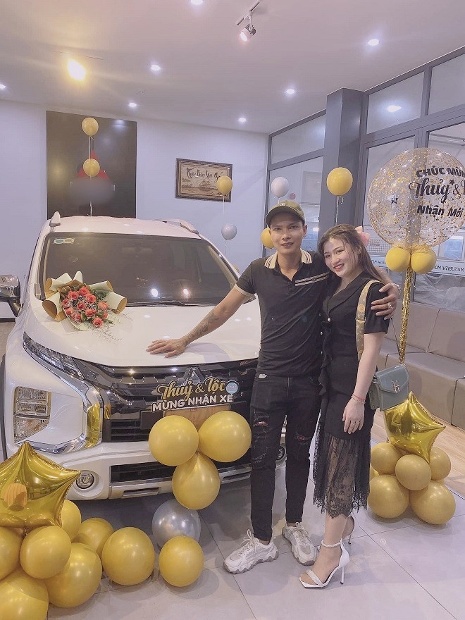 Cuối tháng 3/2022, nam phụ hồ 9X cùng vợ mua xe hơi mới trị giá gần 700 triệu đồng. Ảnh: FBNV