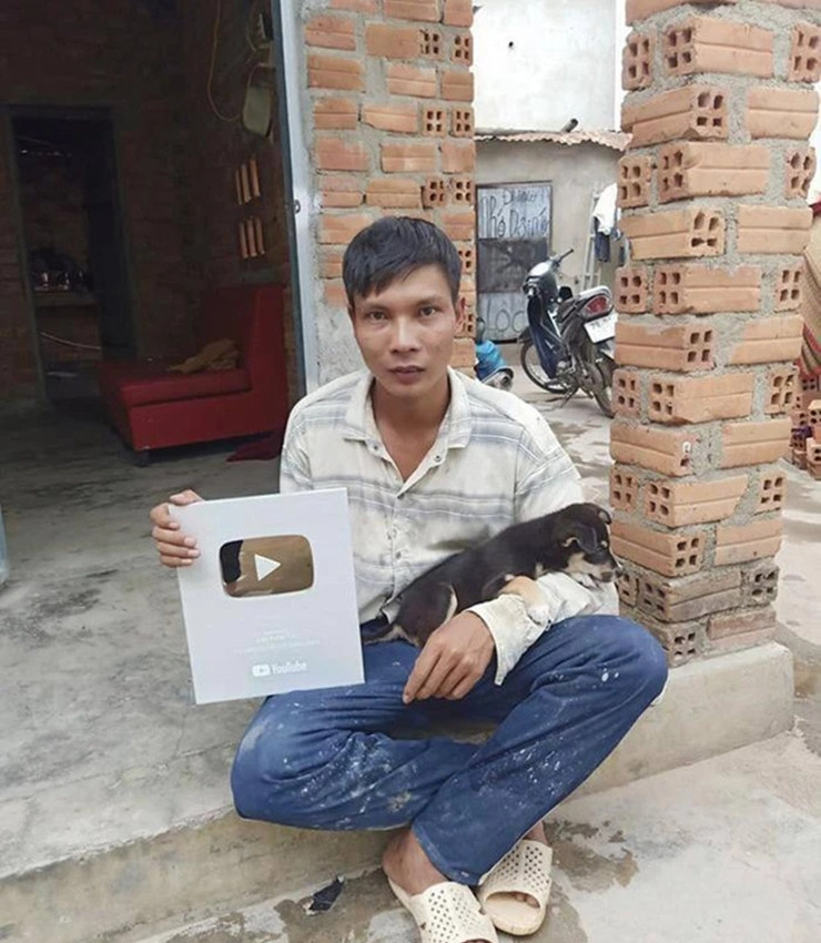 Nhờ thu nhập ổn định, ông bố 1 con đã xây được 2 căn nhà, với chi phí lên đến hàng trăm triệu đồng.