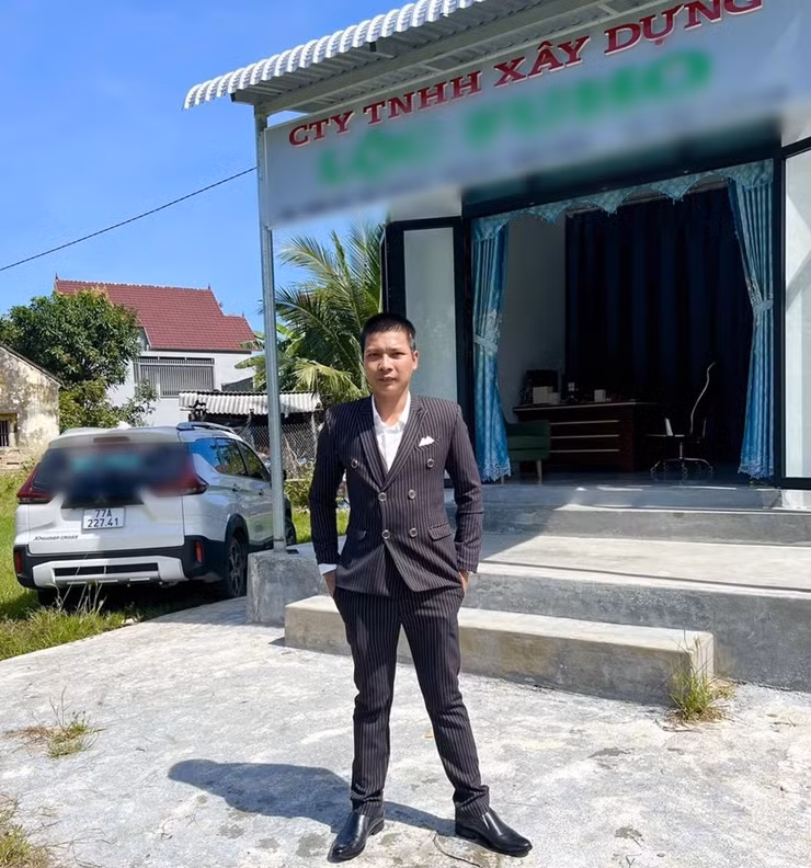 Không những vậy, Lộc Fuho còn xuất hiện trong khung hình với sự lịch lãm hơn ngày thường khi anh mặc vest, đeo cà vạt, đóng thùng.