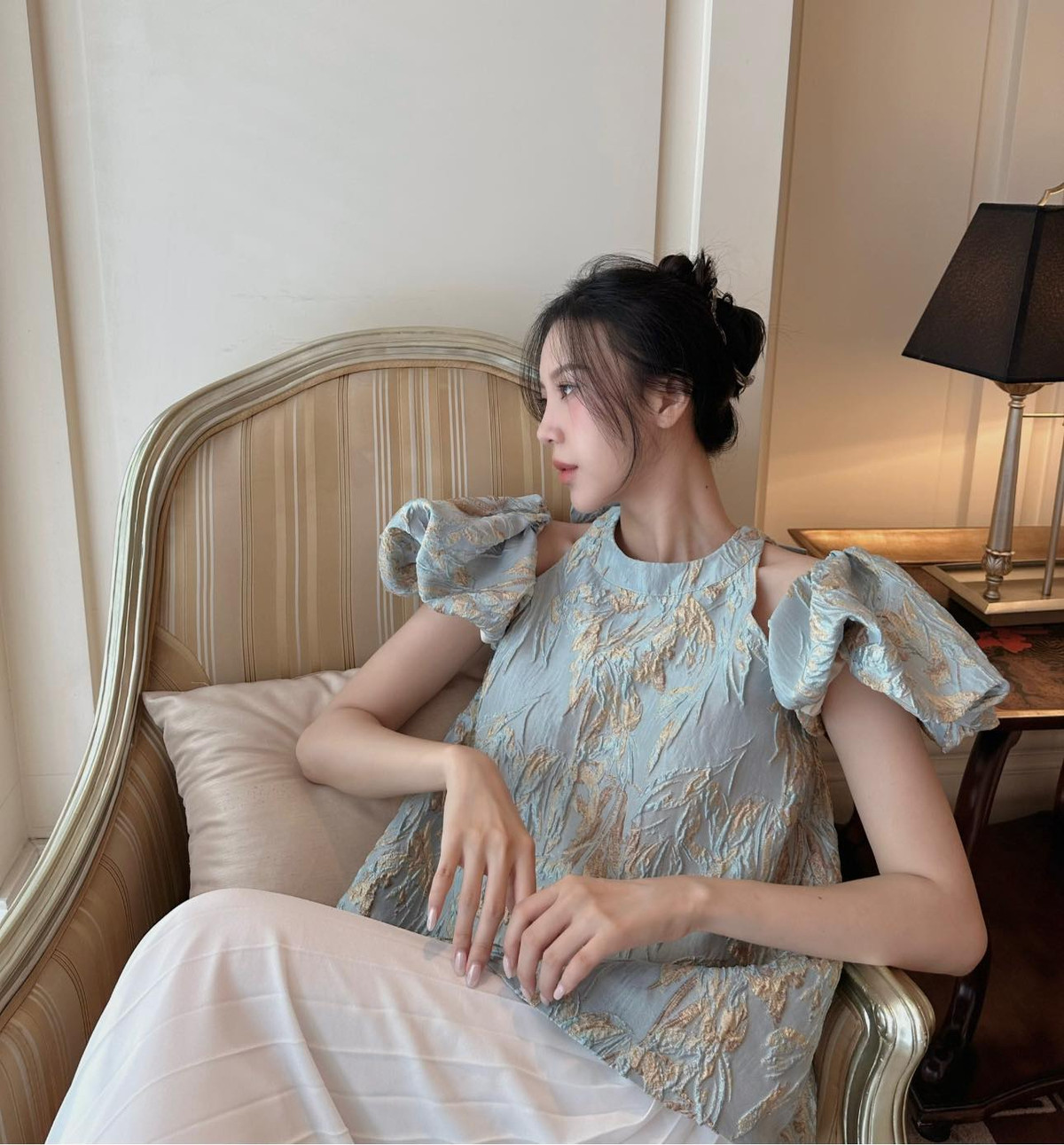 Cùng họ Vũ, cựu tiếp viên hàng không Vũ Ngọc Châm cũng sở hữu nhan sắc xinh đẹp không hề kém cạnh.