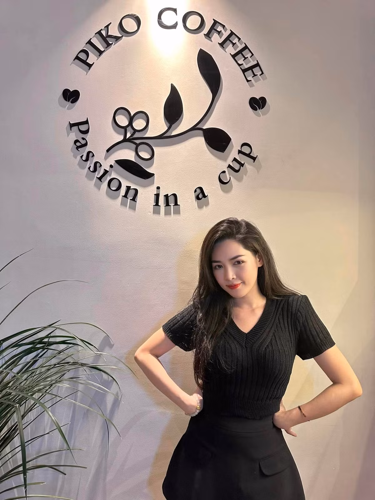 Bên cạnh công việc ở bệnh viện, gái xinh gốc Nam Định cũng hợp tác nhiều dự án khác nhờ diện mạo mới. Cụ thể cô làm người mẫu ảnh, quảng cáo thời trang,... và nhờ đó mà có thu nhập dư dả để trang trải cuộc sống cũng như giúp đỡ gia đình.