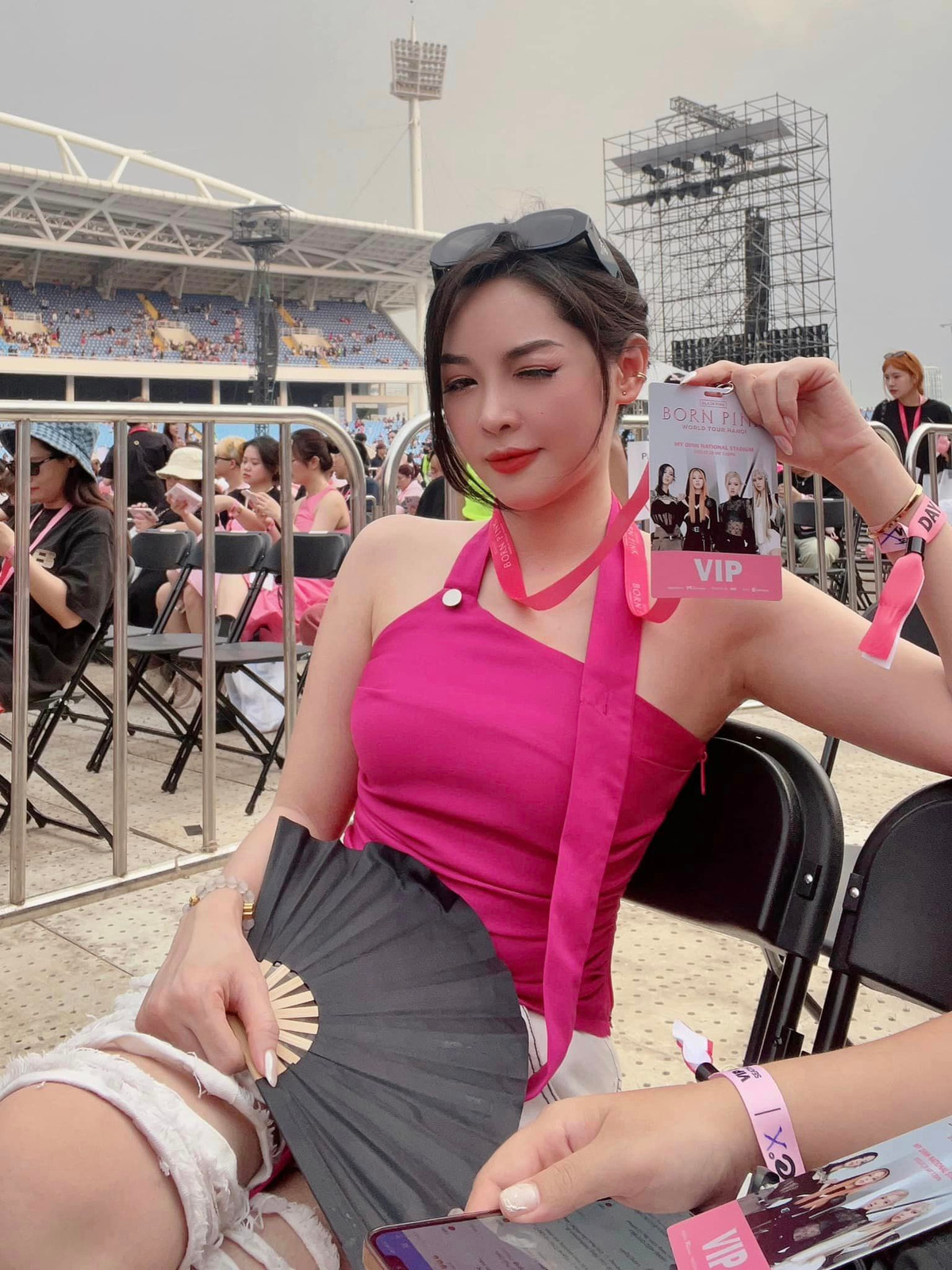 Vũ Thanh Quỳnh (sinh năm 1992) là hot girl nổi lên như một hiện tượng nhờ phẫu thuật thẩm mỹ. Cách đây 10 năm, cô gái sinh năm 1992 quê Nam Định tham gia chương trình Thay đổi cuộc sống đã khiến nhiều người bất ngờ với vẻ ngoài sau phẫu thuật thẩm mỹ.