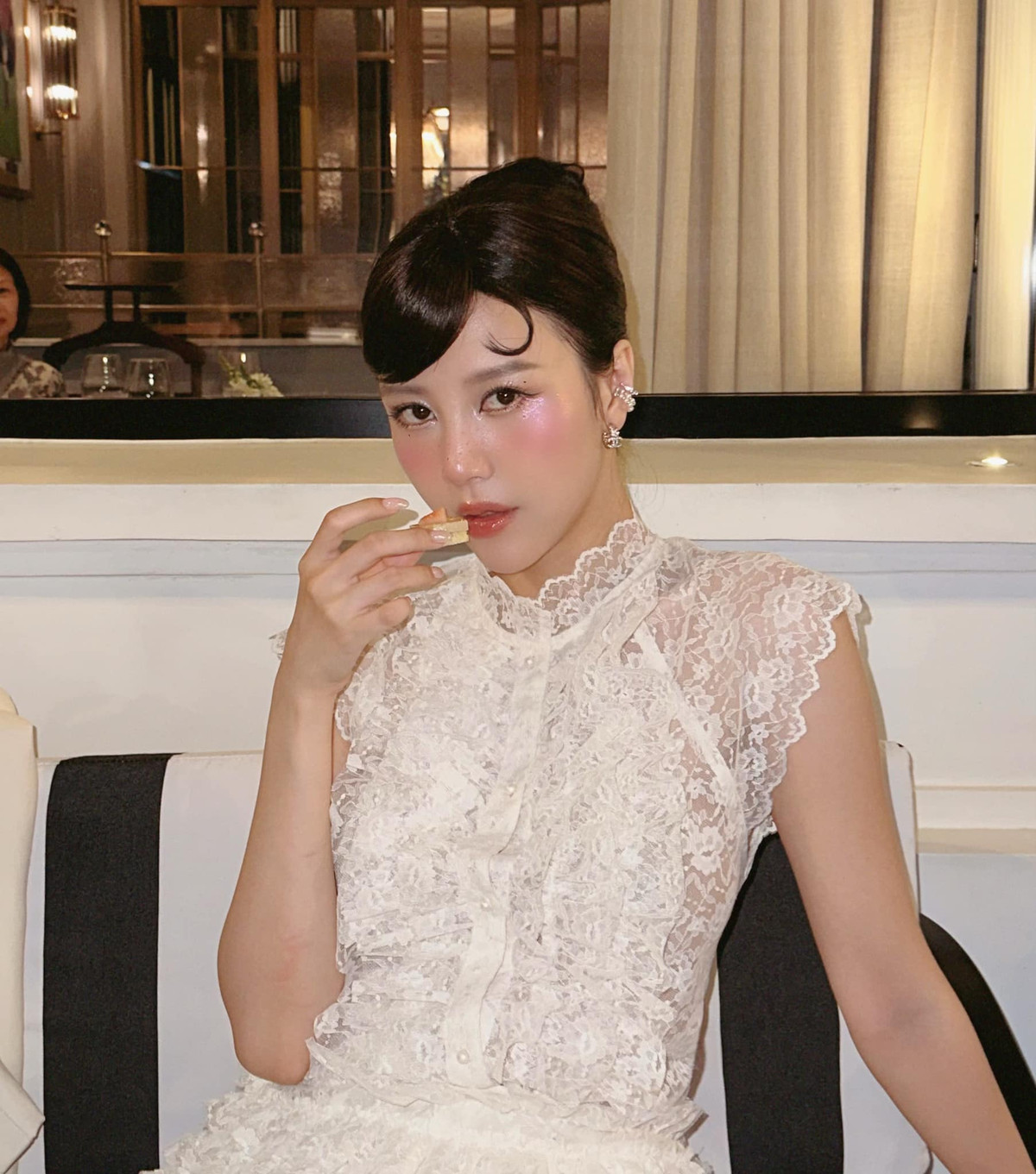 Tháng 12/2020, người đẹp họ Vũ tổ chức đám hỏi với ông xã sinh năm 1988, từng tốt nghiệp ĐH Kiến trúc Hà Nội. Anh hiện là giám đốc một công ty về thiết bị điện ở Hà Nội. Đám cưới của họ diễn ra sau đó không lâu.