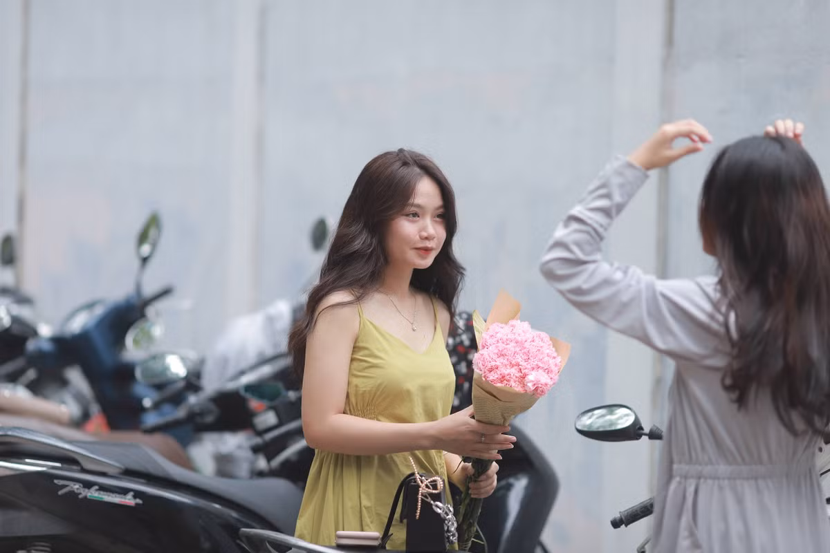 Những người chụp ảnh đông đảo nhất có lẽ là những người yêu vẻ đẹp mùa thu Hà Nội, họ đến đây có thể sáng sớm, hoặc chiều muộn, đi lại nhiều lần cốt để săn được những khoảnh khắc đẹp của mùa thu trên đường Phan Đình Phùng.