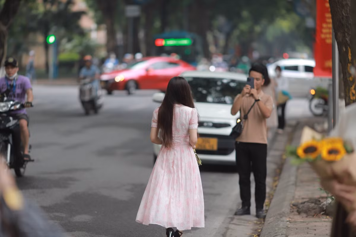 Nhiều bạn trẻ sẵn sàng xuống hẳn lòng đường Phan Đình Phùng chỉ để có được một nền ảnh không có quá nhiều người qua lại.