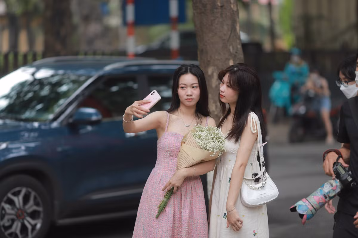 Không cần cầu kì, chỉ cần đứng lại, cười xinh và tạo dáng nhẹ nhàng là đã có một bức ảnh đẹp trên con phố Phan Đình Phùng lãng mạn trong những ngày thu.