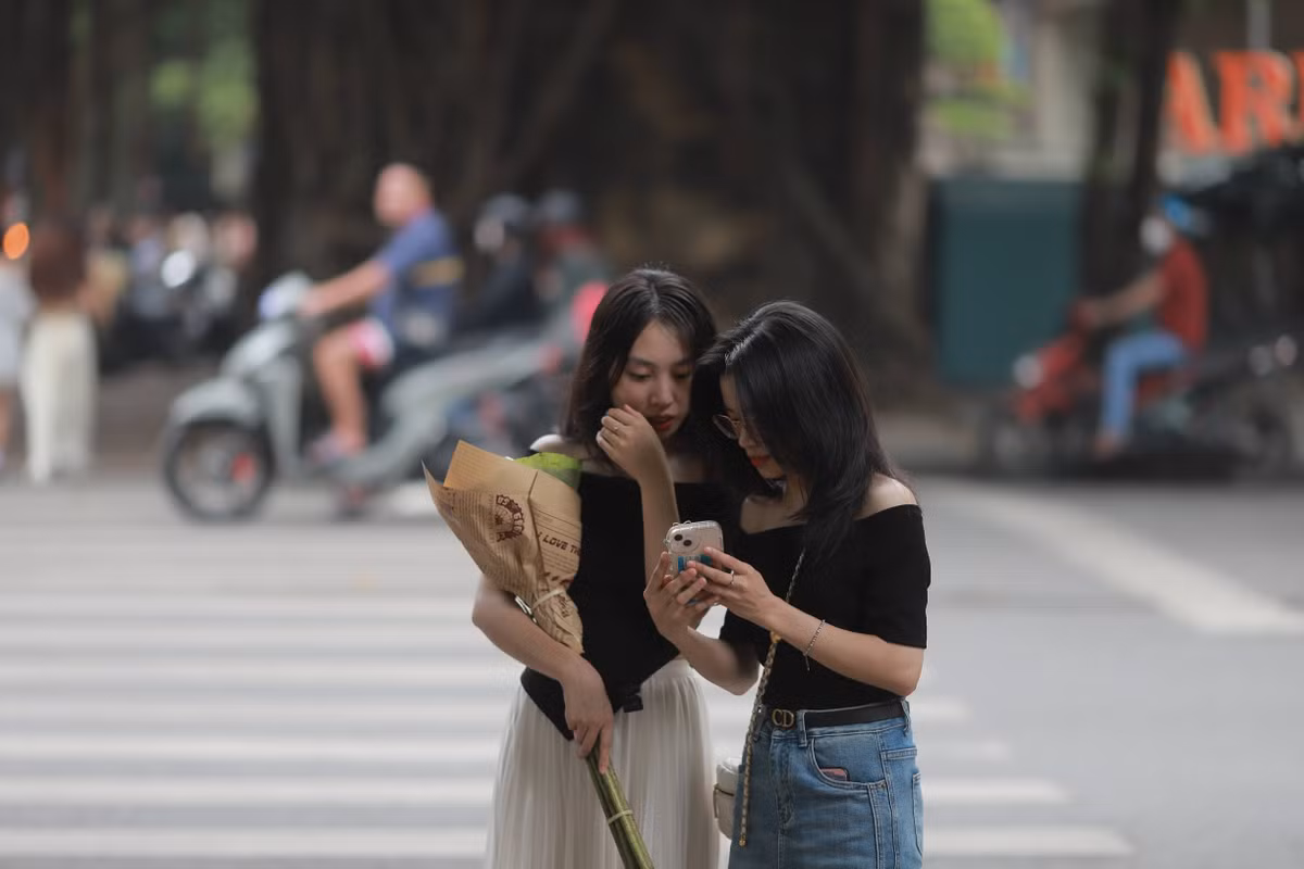 Đường Phan Đình Phùng mùa nào cũng đẹp, nhưng có lẽ, mùa thu có lẽ là mùa đẹp nhất của con phố này, chính vì vậy trong những ngày tháng 8 nắng đẹp nơi đây lúc nào cũng đông đúc.