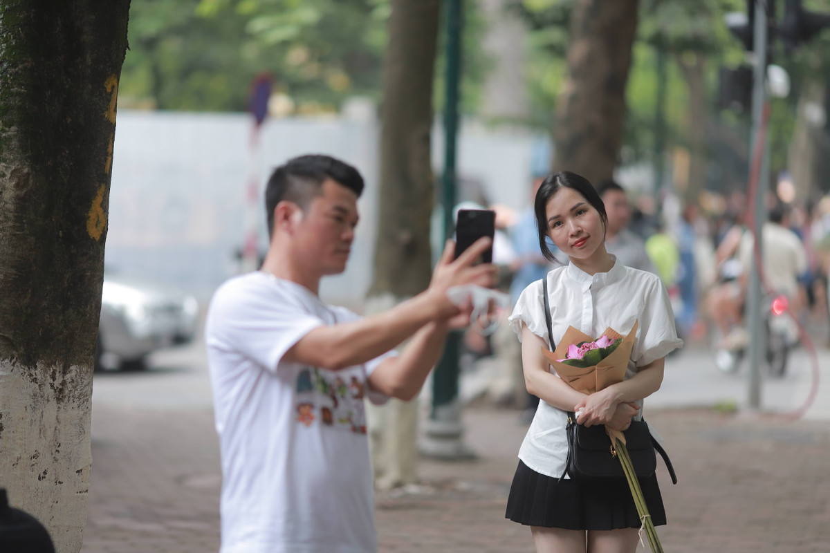 Các cặp đôi tự chụp ảnh cho nhau với những phụ kiện đơn giản như một bó hoa cầm tay, đứng giữa tán cây là đủ để có được bức ảnh đầu thu tuyệt đẹp.