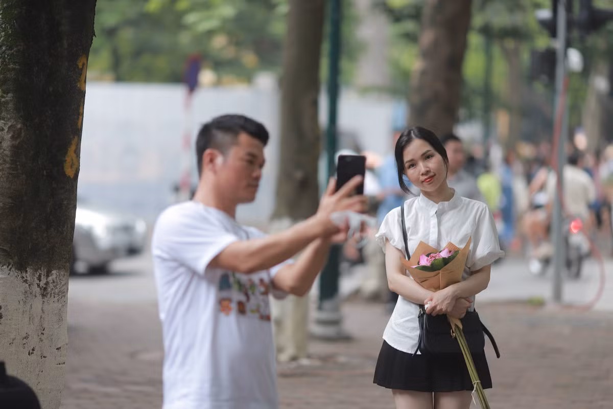 Các cặp đôi tự chụp ảnh cho nhau với những phụ kiện đơn giản như một bó hoa cầm tay, đứng giữa tán cây là đủ để có được bức ảnh đầu thu tuyệt đẹp.