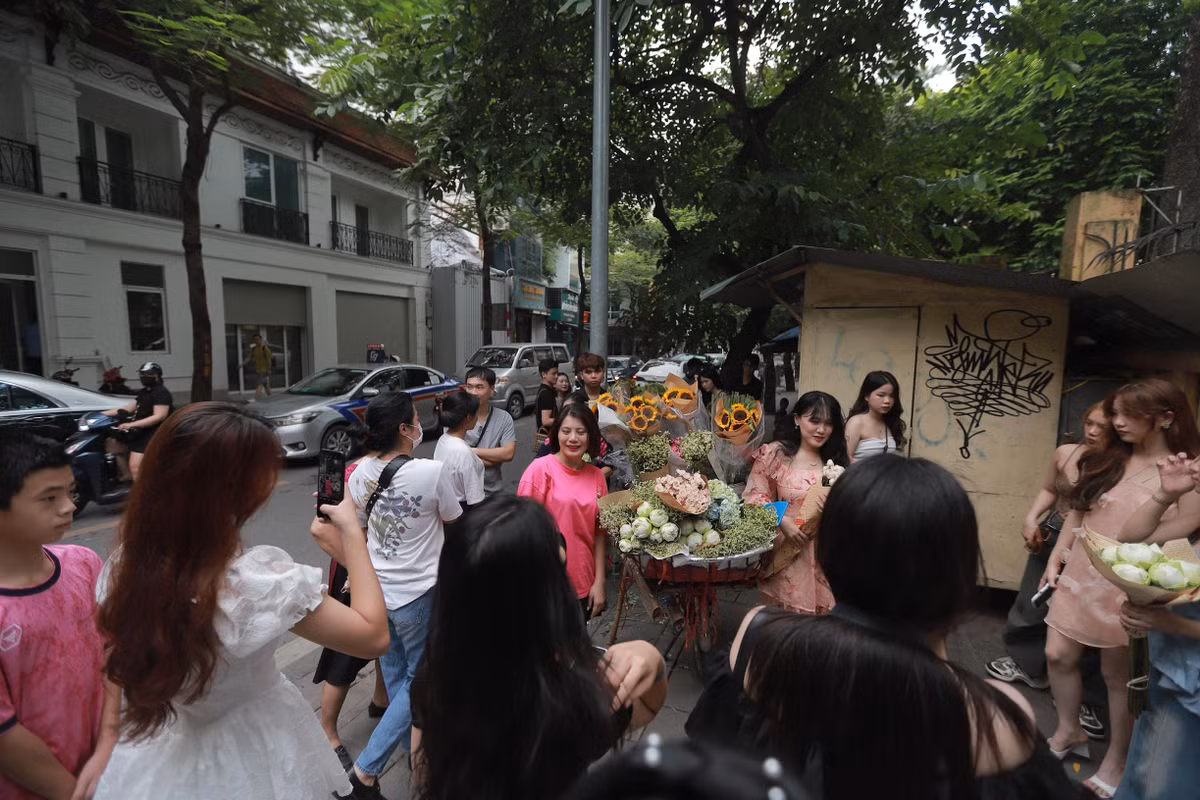 Mùa thu là mùa luôn gợi cho nhiều người những cảm xúc đặc biệt, để có những bức ảnh đẹp, nhiều bạn trẻ cũng tìm đến những gánh hàng hoa để lưu lại thời khắc đẹp nhất trong năm.