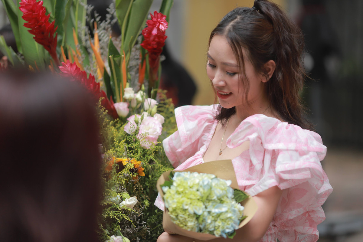 Góc nào tại đường Phan Đình Phùng cũng đều đông đúc. Có khi chỉ cần là một gánh hoa dạo cũng trở thành góc chụp đẹp.