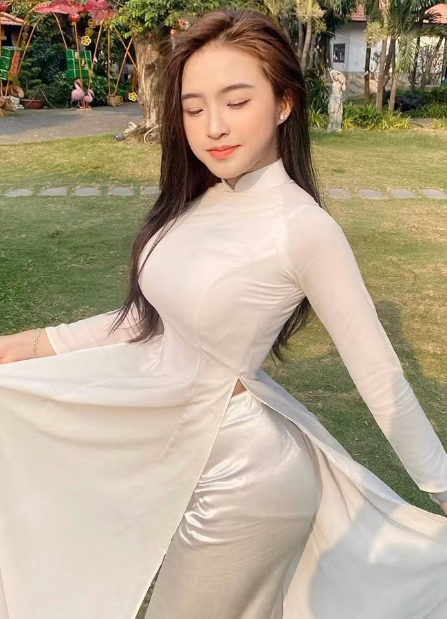 Không chỉ thế, những hình ảnh của hot girl Bảo Trân cũng được các trang tin Trung Quốc như Sohu, Chinatimes,... đăng tải thông tin với lời khen cho ngoại hình khả ái, gương mặt xinh đẹp.