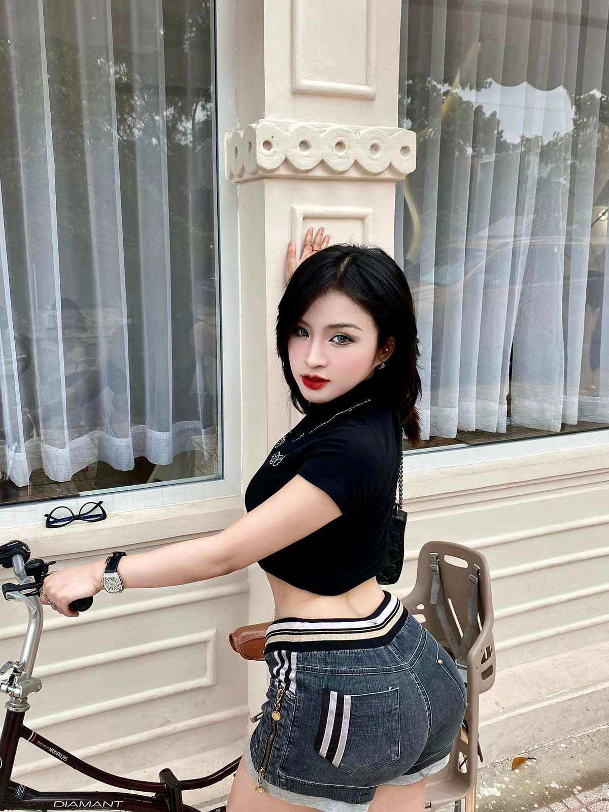 Cô có thể kiếm thêm thu nhập nhờ việc quảng cáo sản phẩm và làm mẫu ảnh.