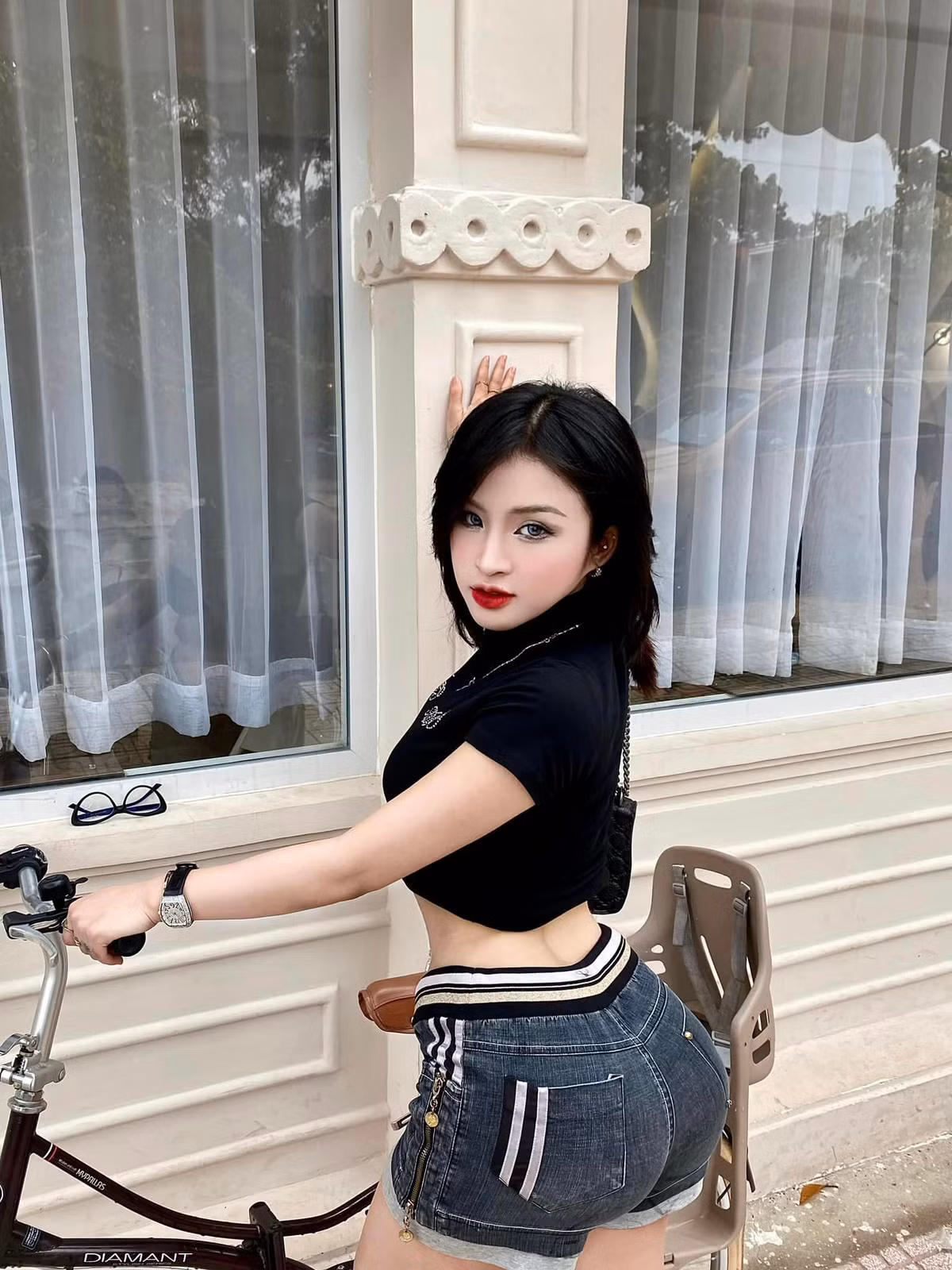 Cô có thể kiếm thêm thu nhập nhờ việc quảng cáo sản phẩm và làm mẫu ảnh.