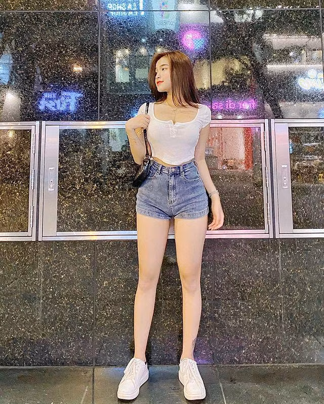 Ở ngoài đời, gái xinh Bảo Trân gây ấn tượng với vóc dáng cân đối và chỉ số hình thể đẹp như chiều cao 1m64, số đo ba vòng ấn tượng là 94 - 62 - 98 cm.