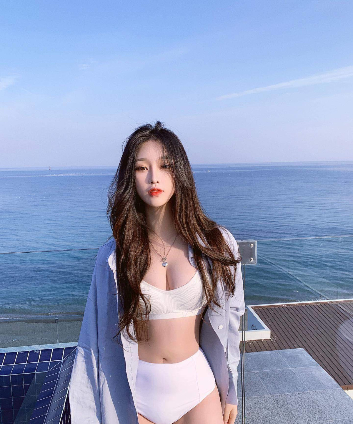 Han Kyung sở hữu chiều cao 1m67, nặng 45kg với vòng một căng đầy, vòng eo con kiến.