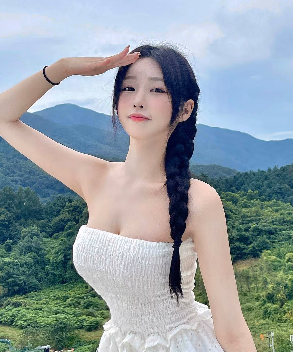 Han Kyung (sinh năm 1998, Hàn Quốc) là hot girl nhận được hơn 1 triệu lượt theo dõi trên hai nền tảng mạng xã hội Instagram và Facebook.