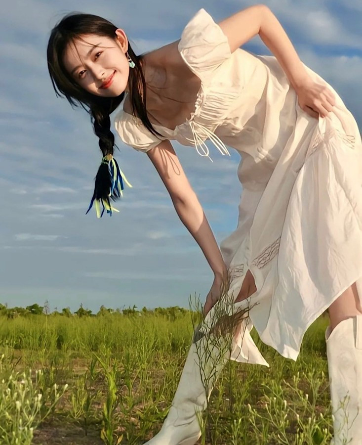 Cô sở hữu chiều cao 1m69 cùng thân hình mảnh mai nên thường nhận được nhiều lời mời làm người mẫu dù theo học chuyên ngành mỹ thuật.